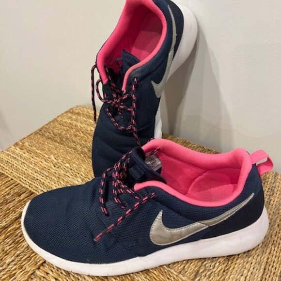 Nike Roshe One GS ~ Blue/Hot Pink ~ 599729 409 ~ Size 7Y - Picture 5 of 6